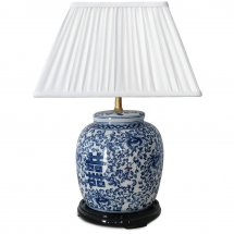 Kinesisk blå och vit lampa i porslin.