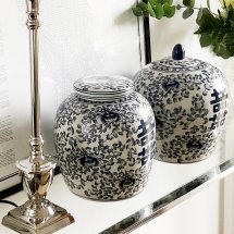 Kinesisk urna i blått och vitt porslin från G C.