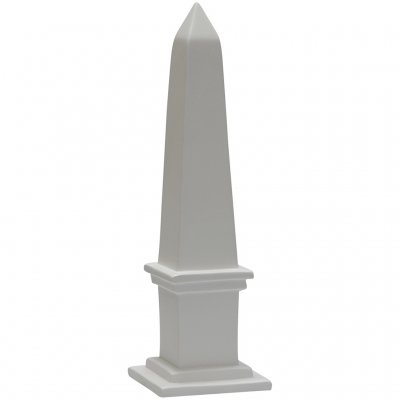 Vit obelisk i keramik hos Longcoast Living.