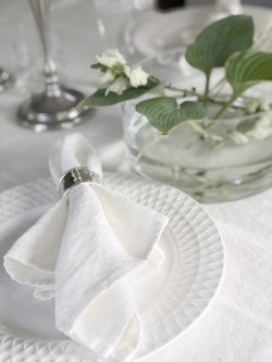 Vacker bordsdukning med klassiskt vita linneservetter ffrån Calibo.