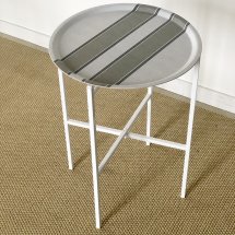 Brickbord med svart eller vitt stativ i metall.