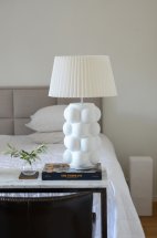 Plisserad vit lampsskärm från Hallbergs