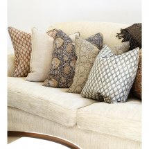 Snygga linnekuddar i olika mönster och färger i soffa från Chamois.