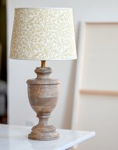Lampa med linneskärm i mönster Bagatelle från Hallbergs.
