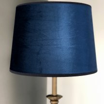 Lampskärm Roma i blå sammet från Hallbergs belysning.
