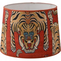 Röd lampskärm med tiger från Hallbergs belysning.