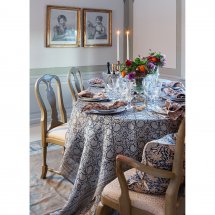 Elegant linneduk i blått mönster på matbord från Chamois