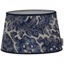 Blått mönster på lampskärm i tyg från Ralph Lauren från Hallbergs.