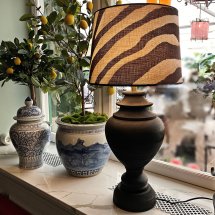Lampa från Hallbergs med skärm terranea zebra
