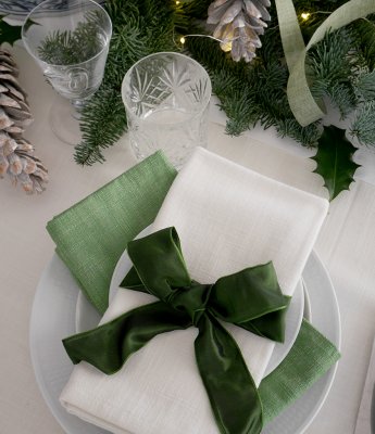 Juldukning med gröna servetter.