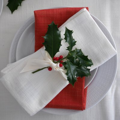 Juldukning med röda och vita servetter i bomull.