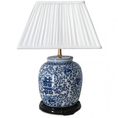 Kinesisk blå och vit lampa i porslin.
