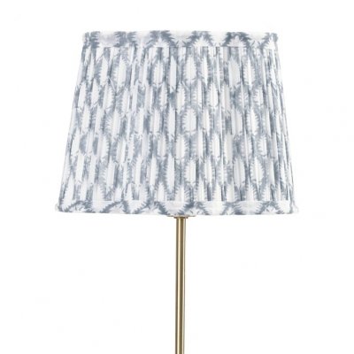 Plisserad ljusblå lampskärm.