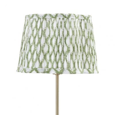 Grönmönstrad plisserad lampskärm.